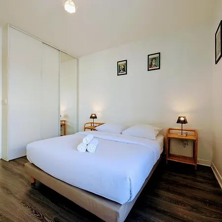 Chic And Comfortable With Parking And Terrace